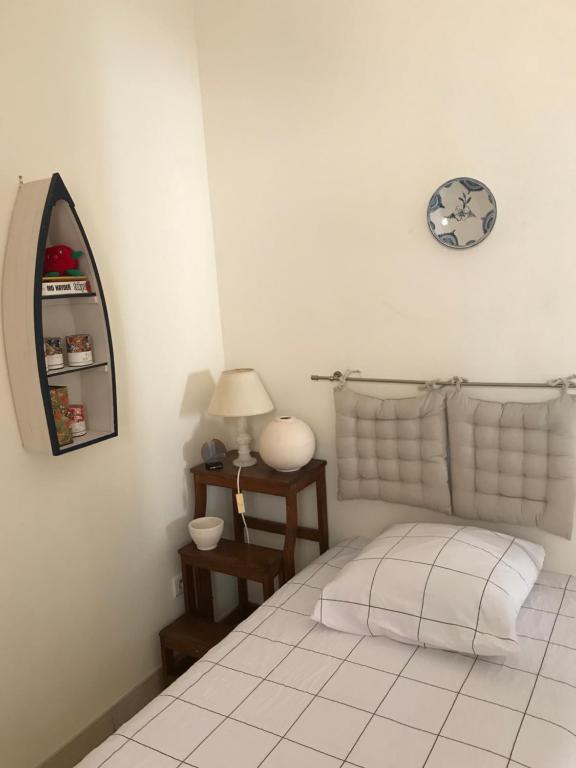 1 dormitorio con 1 cama y reloj en la pared en Chambre Japonaise, en Montpellier