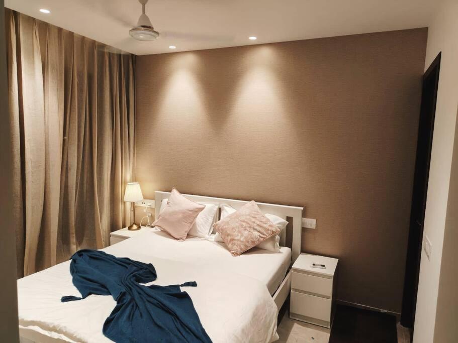 Una cama o camas en una habitación de Trendy1BR+smart kitchen +Living room+1.5 toilets