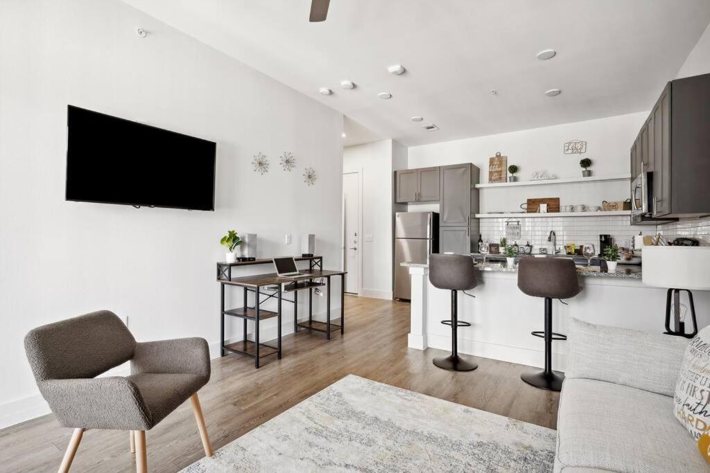 TV a/nebo společenská místnost v ubytování Luxurious 1BD apt in Austin suburb