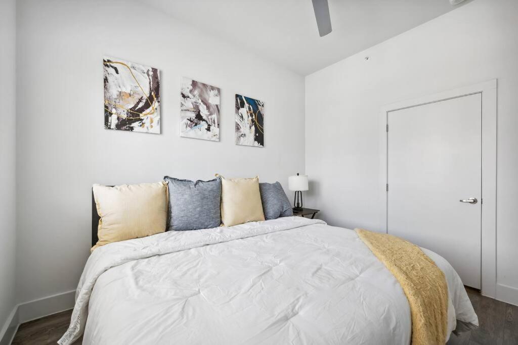 Postel nebo postele na pokoji v ubytování Luxurious 1BD apt in Austin suburb