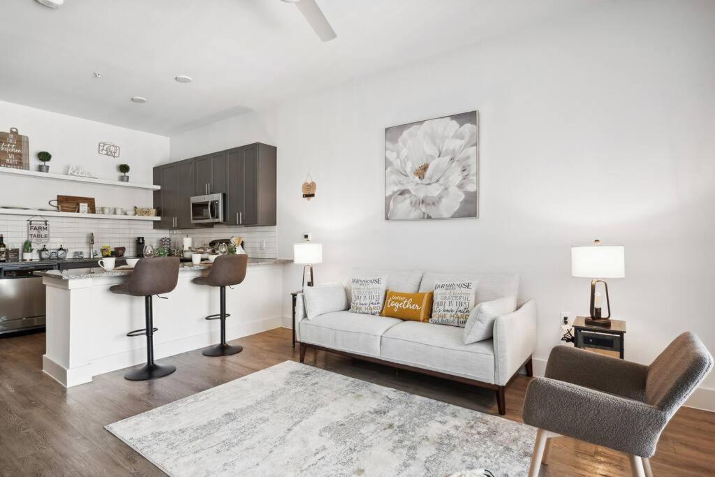 Posezení v ubytování Luxurious 1BD apt in Austin suburb