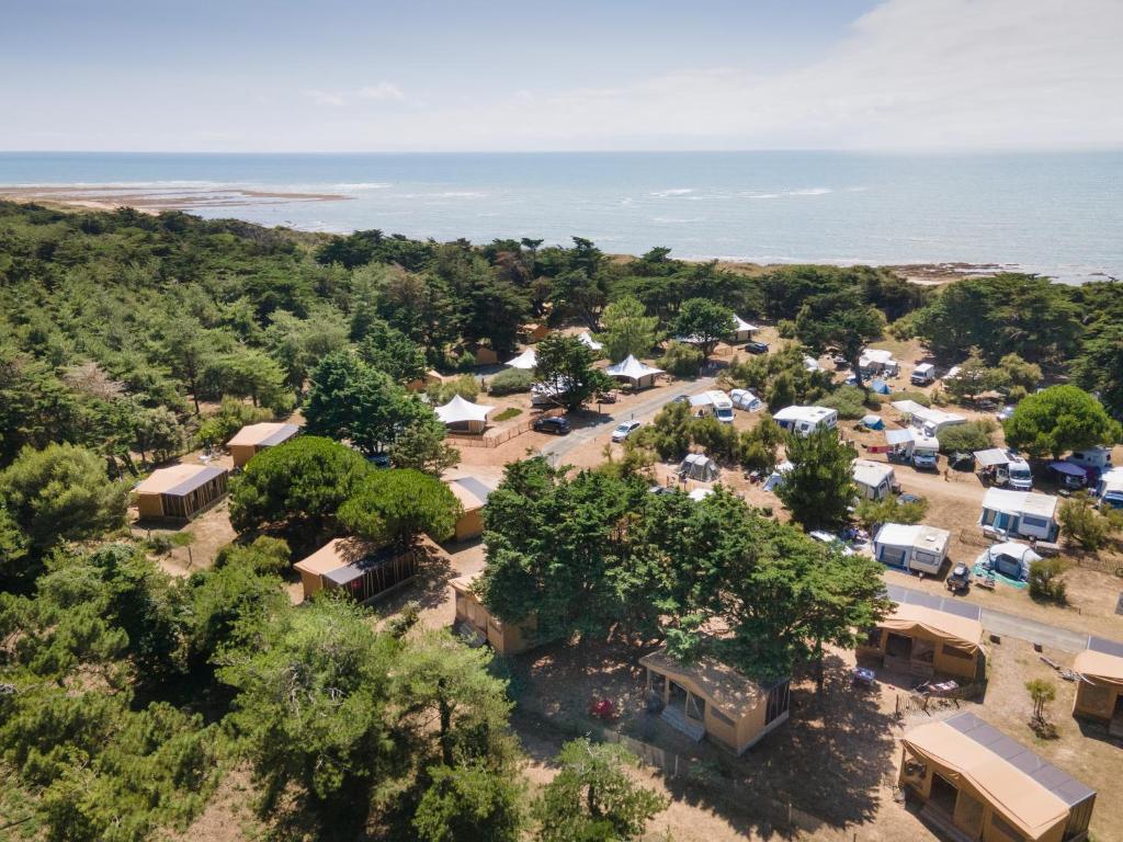 - une vue aérienne sur un terrain de camping à côté de l'océan dans l'établissement Huttopia Ars-en-Ré, à Ars-en-Ré