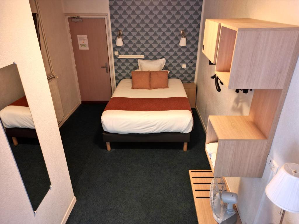 a small hotel room with a bed in a room at Hôtel les Platanes in Villeneuve-sur-Lot