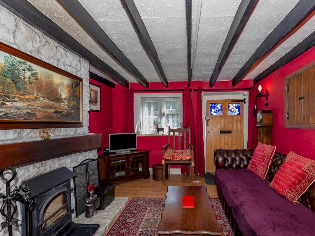 sala de estar con sofá y chimenea en Pass the Keys Cosy Cottage with Fireplace en Bridgwater