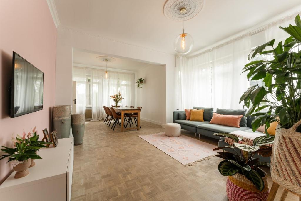 sala de estar con sofá y mesa en Vakantiewoning 't Hovenshuis en Kinrooi