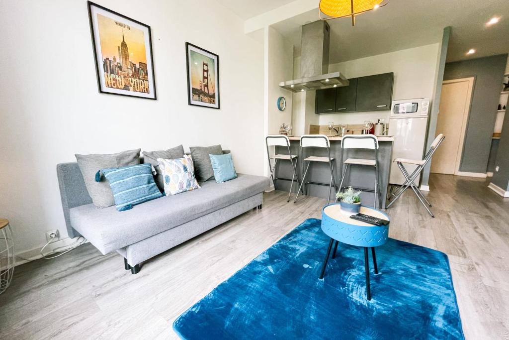 ein Wohnzimmer mit einem Sofa und einem blauen Teppich in der Unterkunft #D5 Blue Lagoon Caserne de Bonne in Grenoble