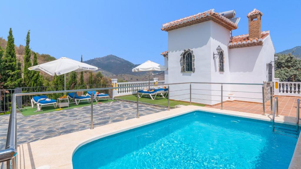 une villa avec une piscine et une maison dans l'établissement Las Encinas Costa del Sol Torrox by Ruralidays, à Torrox