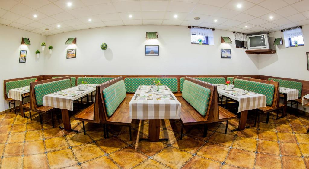 Reštaurácia alebo iné gastronomické zariadenie v ubytovaní Willa Jordanówka