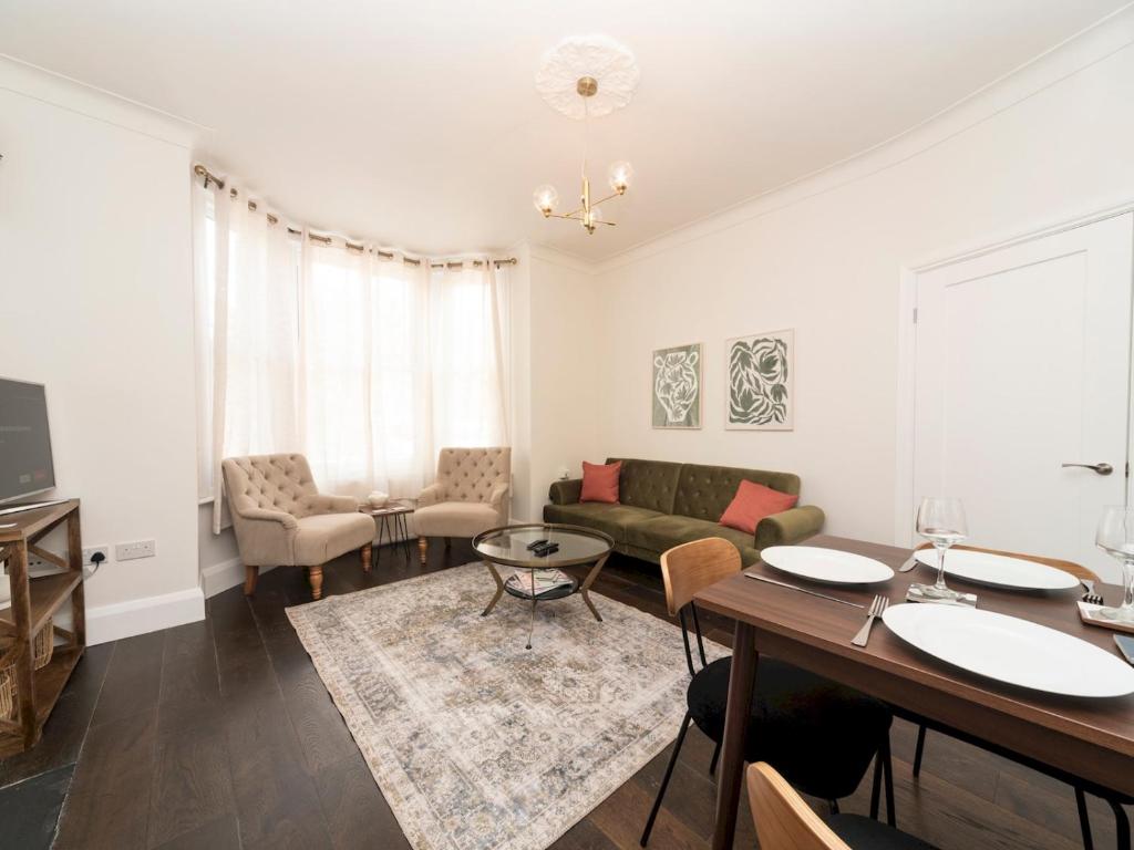 ein Wohnzimmer mit einem Tisch und einem Sofa in der Unterkunft Pass the Keys Elegant Modern 2 Bed Flat Near Greenwich Park in London