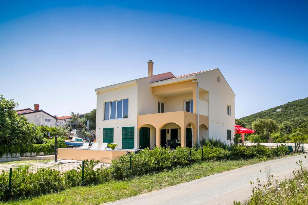 Cette villa offre une vue sur une maison. dans l'établissement Holiday home Nora, à Drače