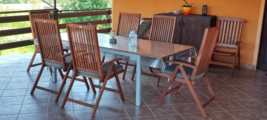 een eettafel met vier stoelen eromheen bij Pri Fiškušu in Duga Resa