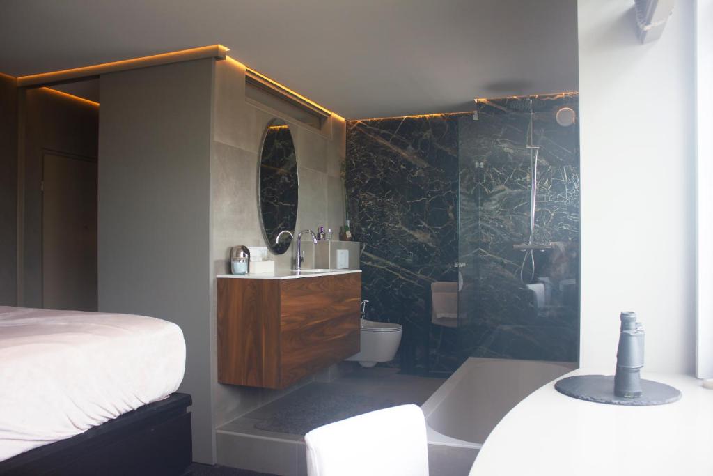 Ένα μπάνιο στο Apartment Zandvoortverhuur
