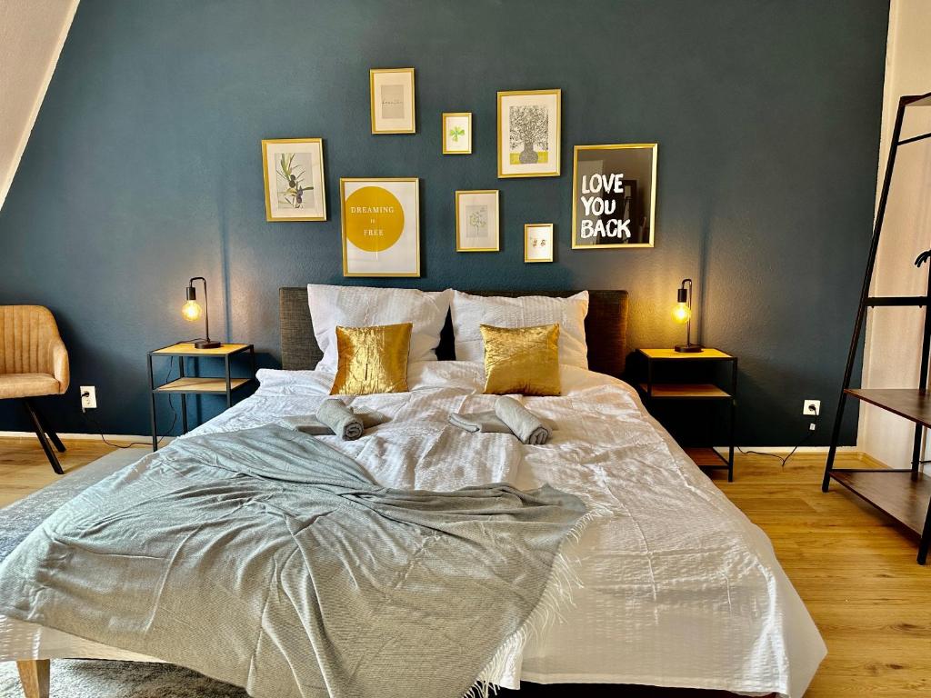 uma cama grande num quarto com 2 candeeiros em Stylish im Altbau, Netflix, Sonos, nahe 3M und Vorwerk em Wuppertal