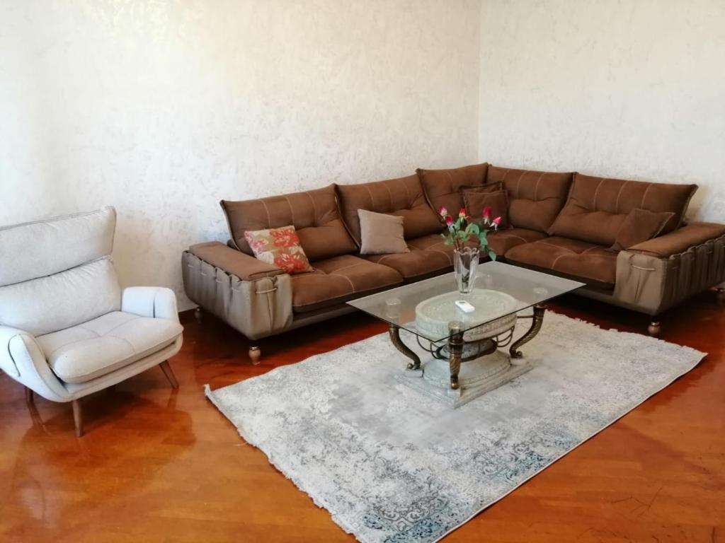 sala de estar con sofá, mesa y silla en Gates of Baku, en Baku