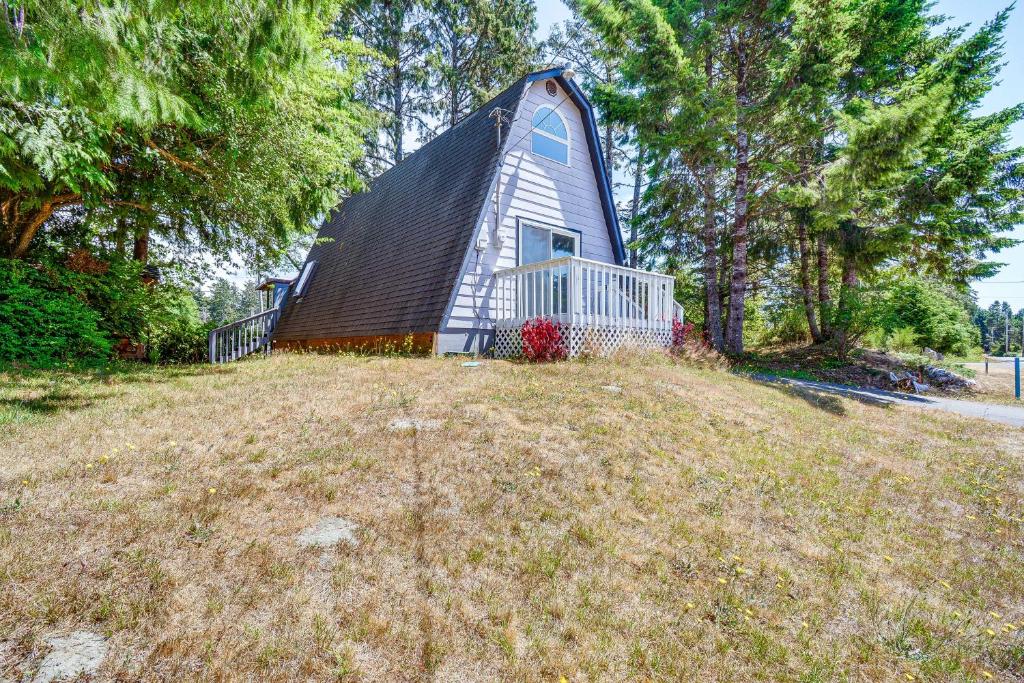 Charming Grayland Getaway Walk to the Beach!, Grayland (updated prices