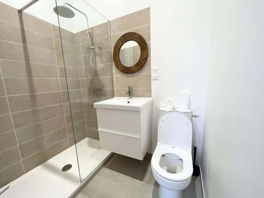 Koupelna v ubytov&aacute;n&iacute; Pleasant 3-bedroom flat in the center of Marseille