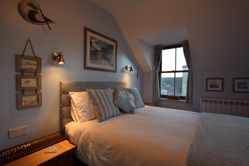 Fort Charlotte Guest House في ليرويك: غرفة نوم بسرير كبير ونافذة