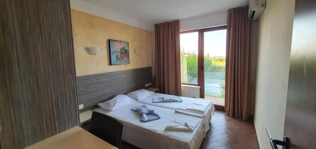 Una habitación de hotel con una cama con toallas. en Villa Una 7A en Lozenets