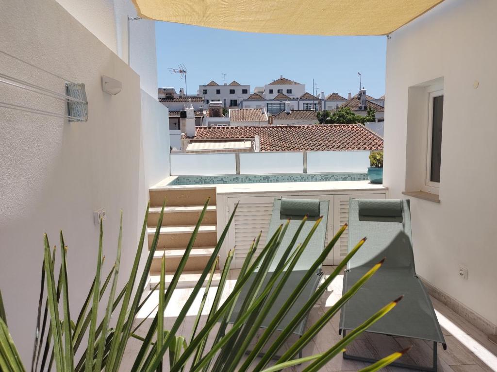 een uitzicht vanaf het balkon van een appartement met een plant bij Casa da Torre - A Gema Escondida da Tavira in Tavira