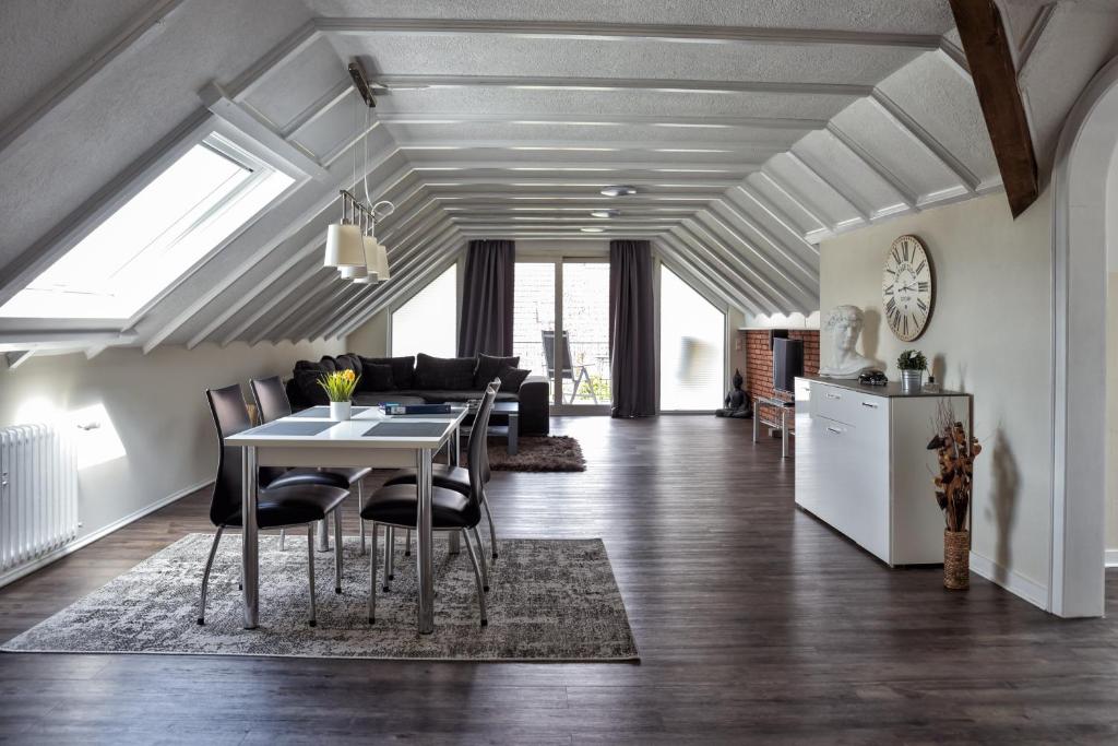 cocina y sala de estar con mesa y sillas en Ferienwohnung BEST en Hünxe