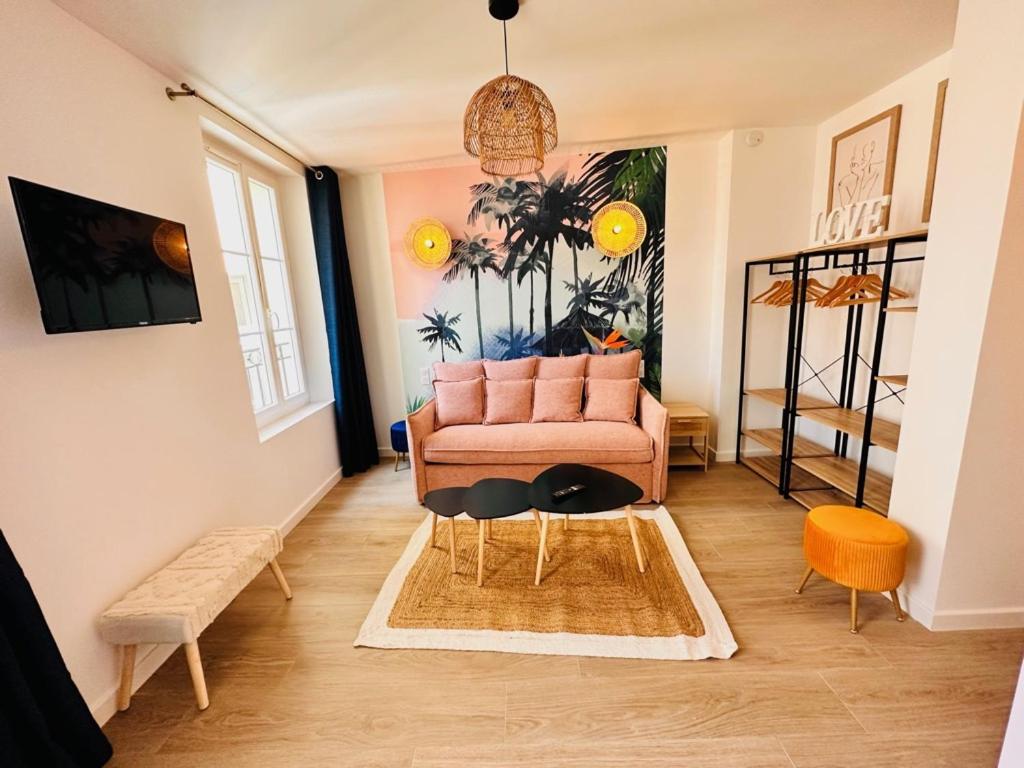 un salon avec un canapé et une table dans l'établissement Les Appartements de Nana 8 - Studio hypercentre, Rue Meynadier, Palais & Plage, clim, wifi, à Cannes