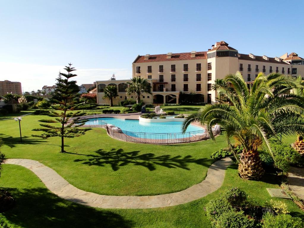 Hotel y Departamentos La Serena - Caja Los Andes في لا سيرينا: اطلالة على منتجع مع مسبح