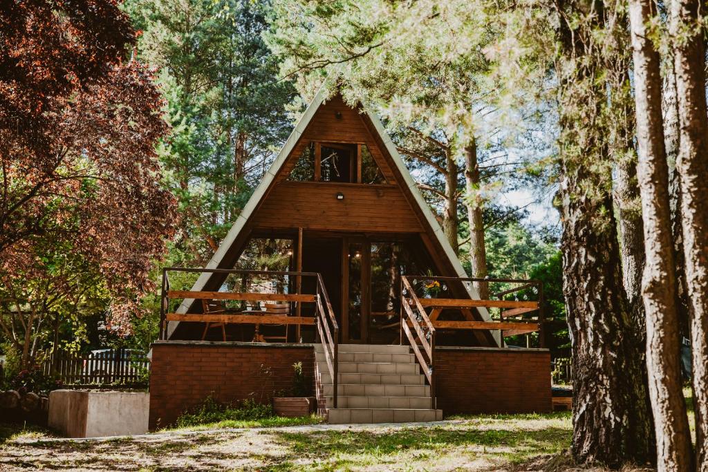 Zakrzewo的住宿－Mesa Summer House，树林中的小屋,有楼梯通往小屋