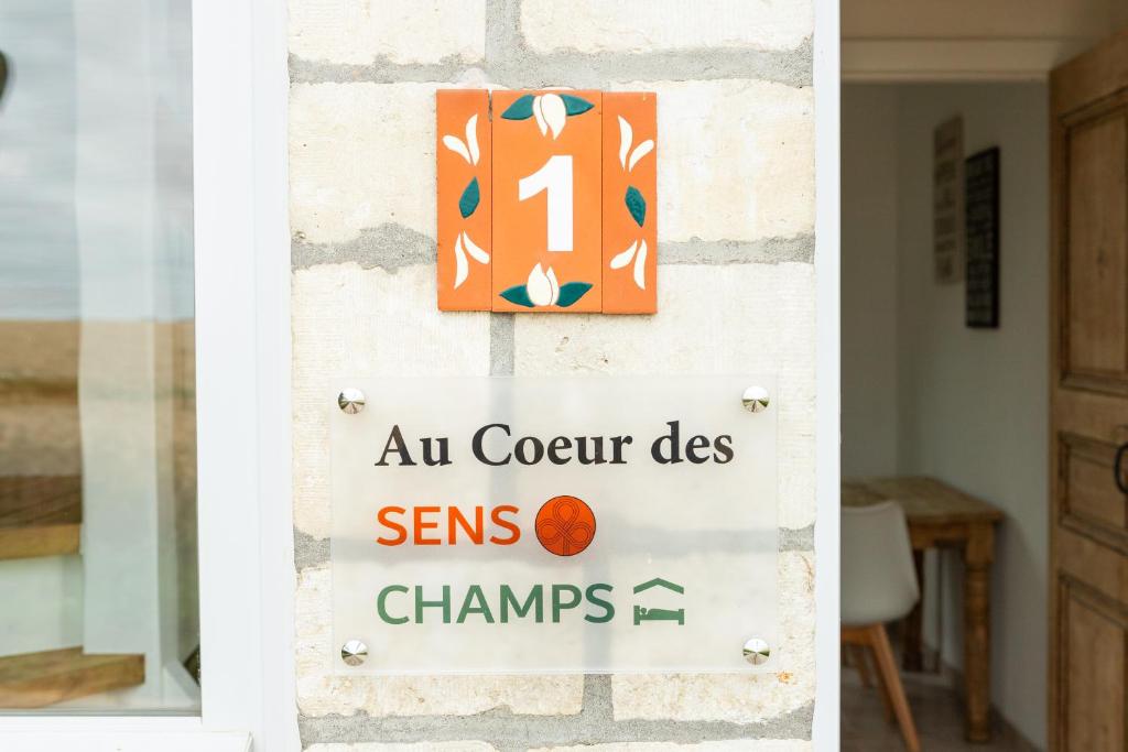 een bord op een deur dat alle cover des temps veranderingen leest bij Au coeur des champs in Nivelles