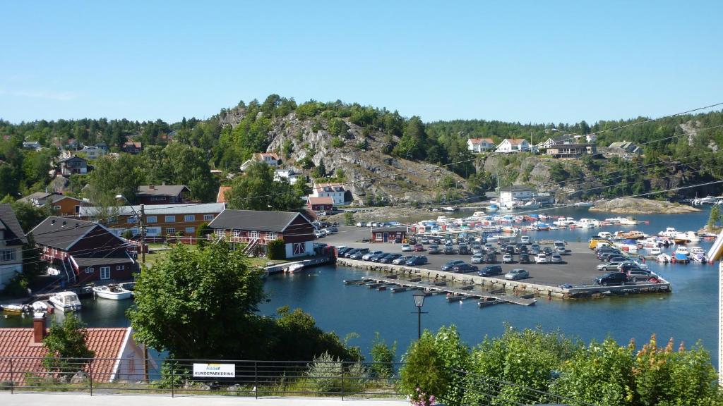un port de plaisance avec des bateaux amarrés dans un port dans l'établissement Bergland apartment 23 - close to the center of Kragerø, à Kragerø
