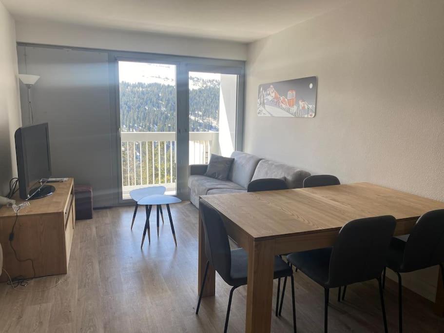 TV a/nebo společenská místnost v ubytování Appart 6 personnes, balcon plein sud