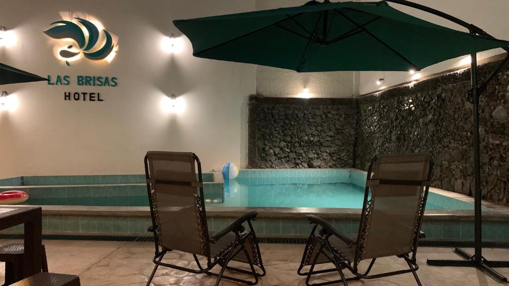 Bazén v ubytování Hotel Las Brisas nebo v jeho okolí