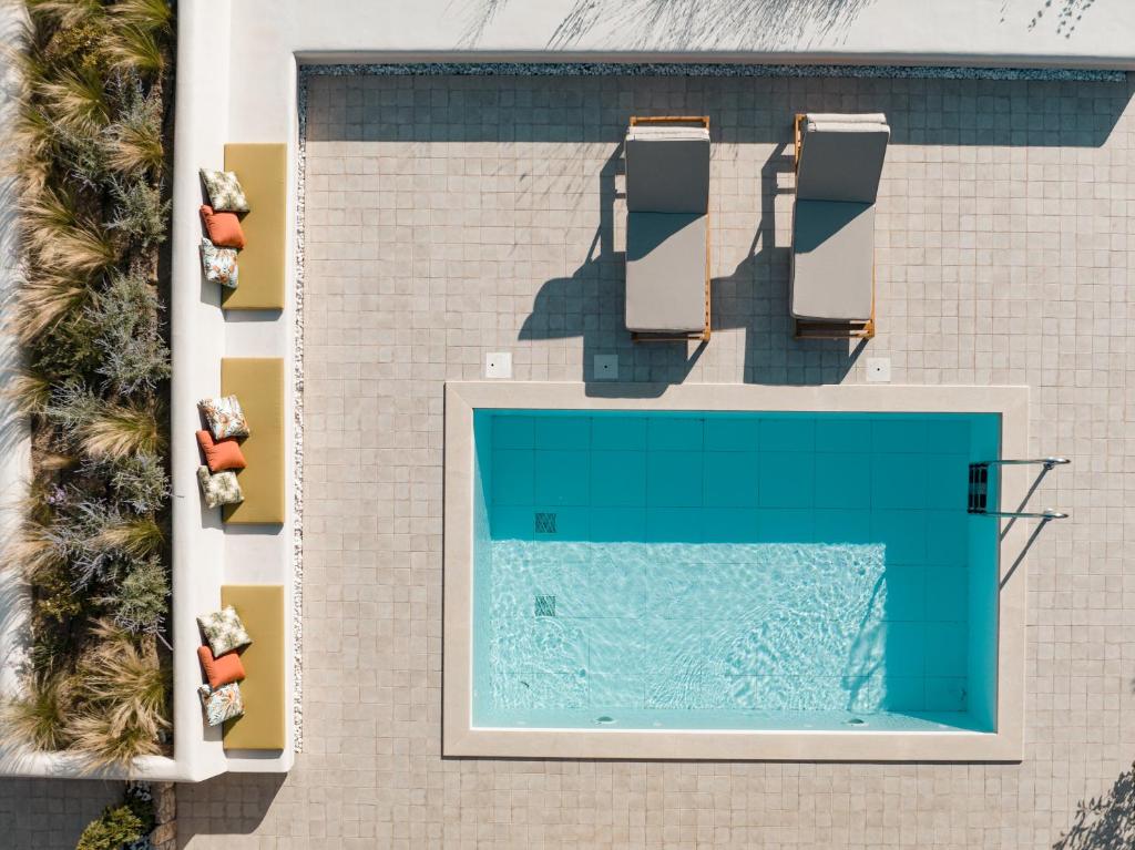 Bazén v ubytování Trinity Design Suites nebo v jeho okolí
