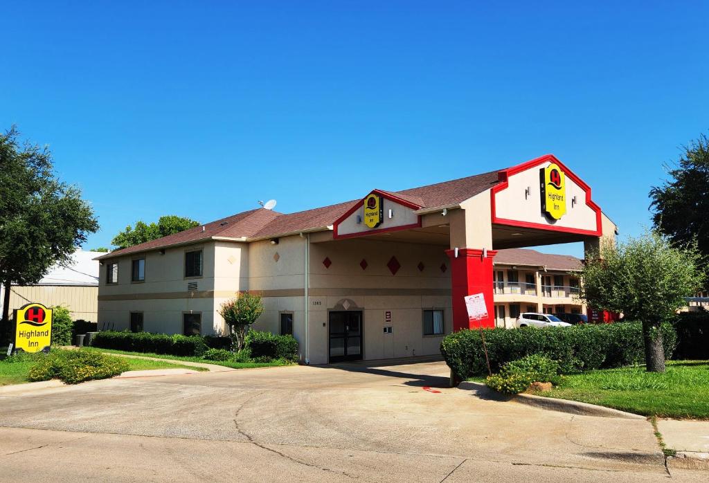 a fast food building with a sign in front of it at Highland Inn in Arlington