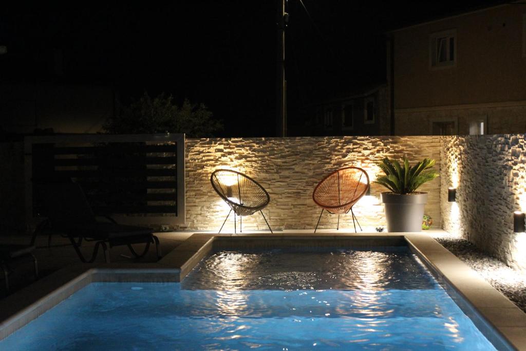 Bazén v ubytování Apartments Mia with pool near Medulin nebo v jeho okolí