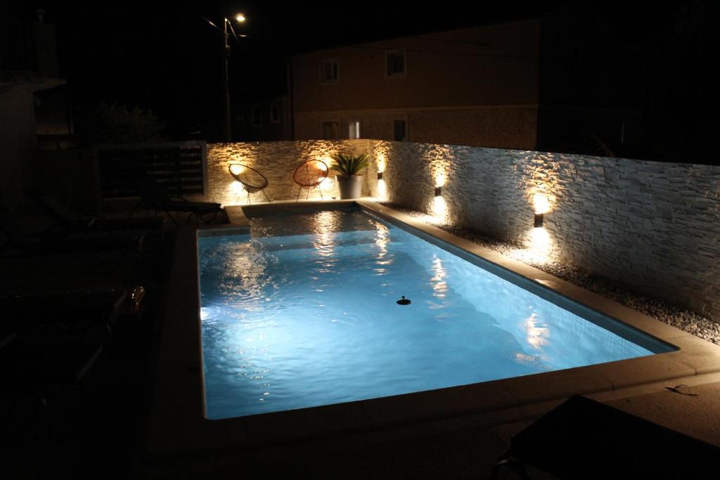 Bazén v ubytování Apartments Mia with pool near Medulin nebo v jeho okolí