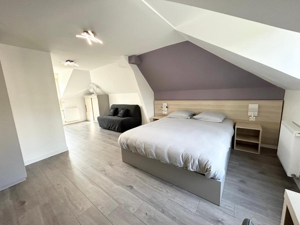 1 dormitorio en el ático con 1 cama y 1 sofá en 12.Studio#Creteil#Loft#Cinéma#Exclusif, en Créteil