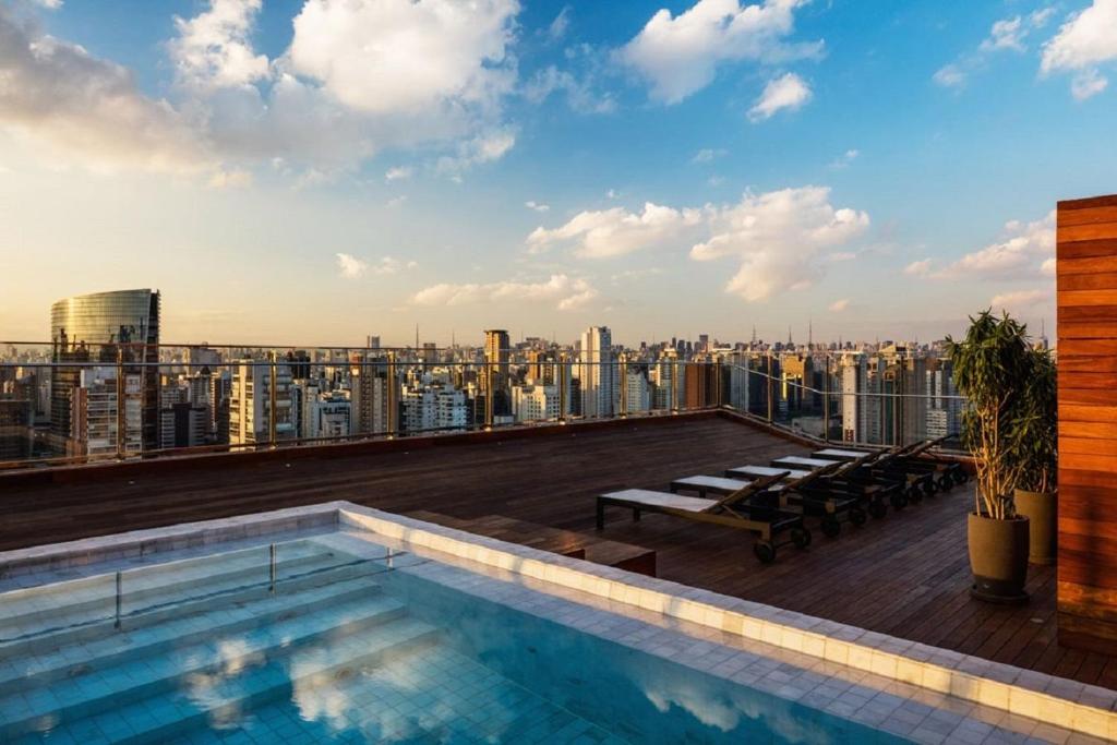uma piscina no telhado de um edifício em Forma Itaim em São Paulo