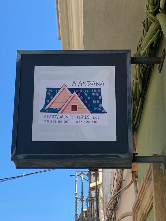 een bord aan de zijkant van een gebouw bij La Andana in Macastre