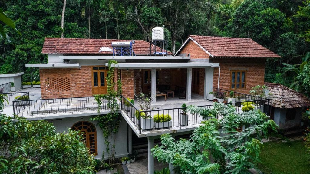 a brick house with a balcony in front of it at the motville in Pulpally