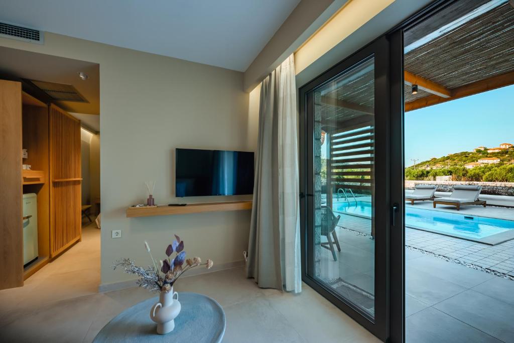 Bazén v ubytování Trinity Design Suites nebo v jeho okolí