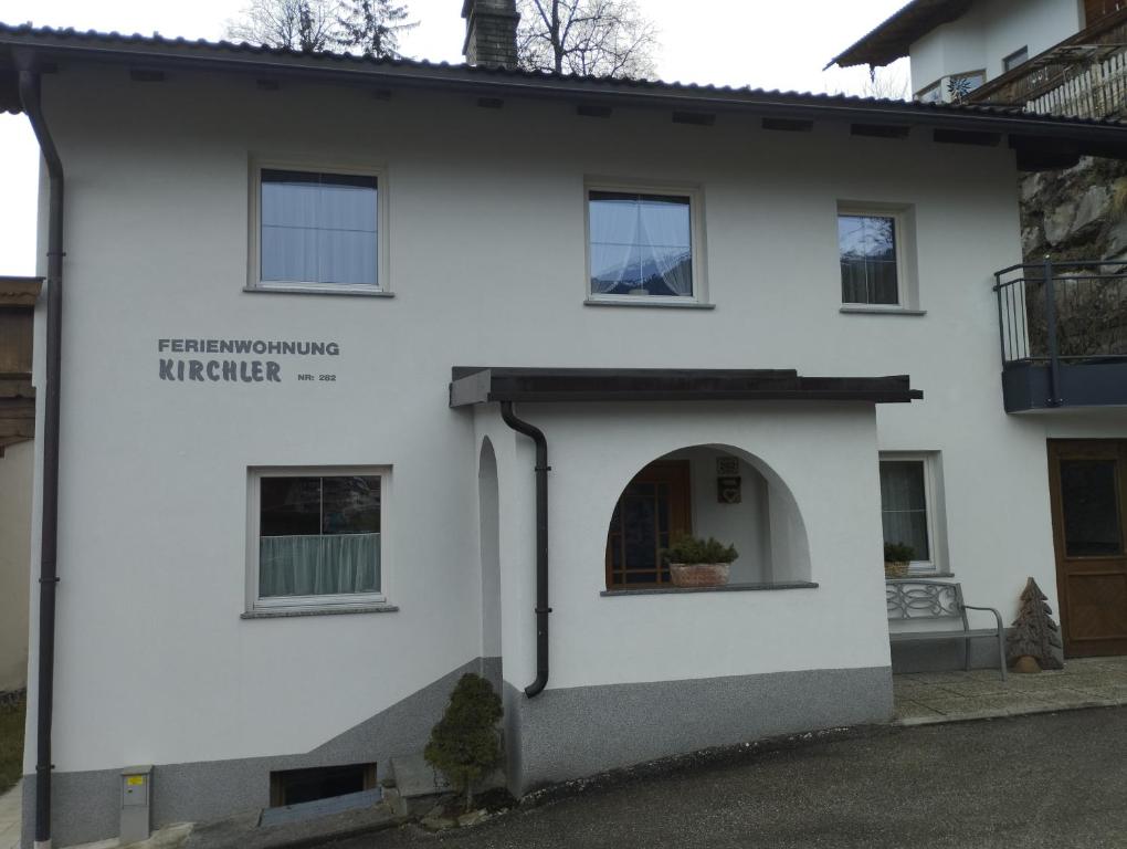 Ferienhaus Kirchler في هيباخ: منزل أبيض أمامه ممر