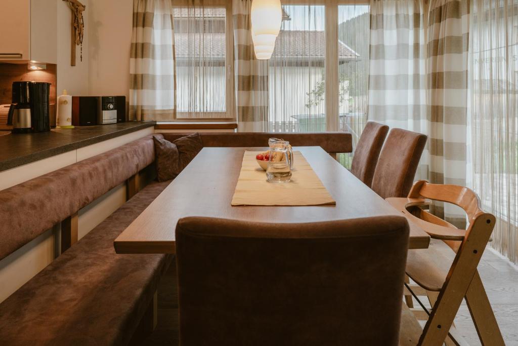 ein Restaurant mit einem Tisch und einem Getränk darauf in der Unterkunft Ferien und Familienhaus Robert Haider in Innervillgraten