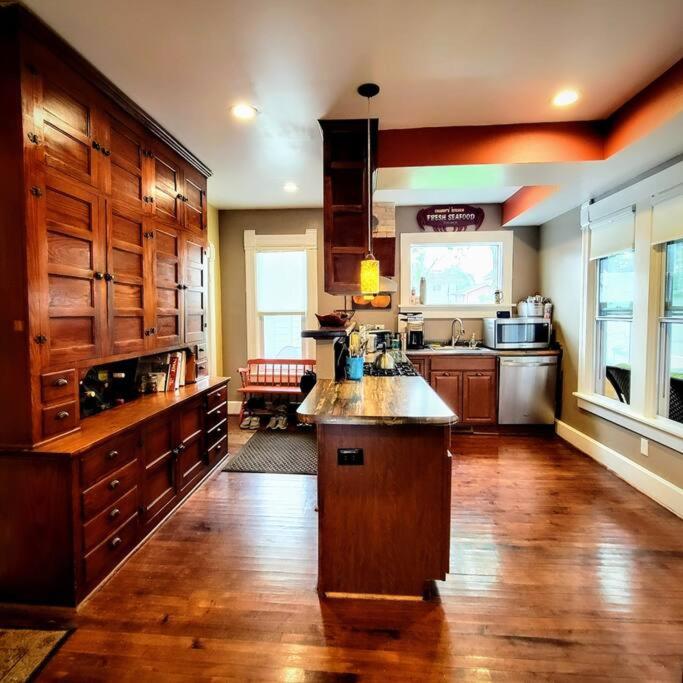 Charming Restored 1891 House, Fort Atkinson (updated prices 2024)