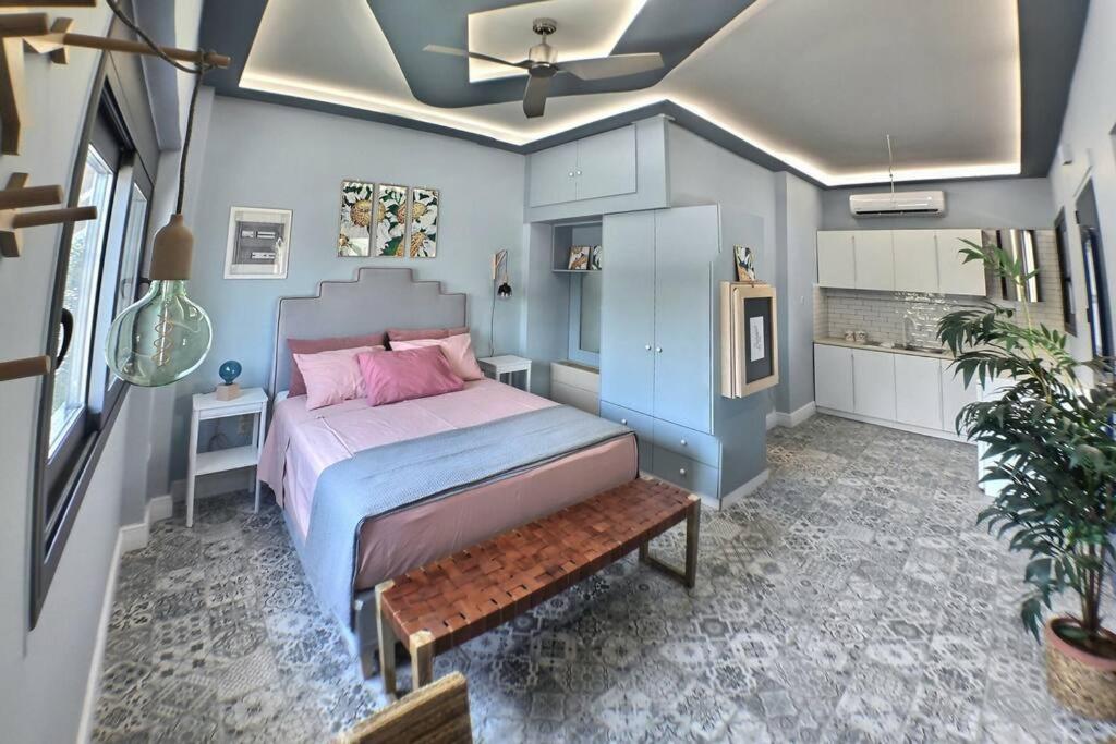1 dormitorio con cama y banco. en Angela's apartment, en Olimpia