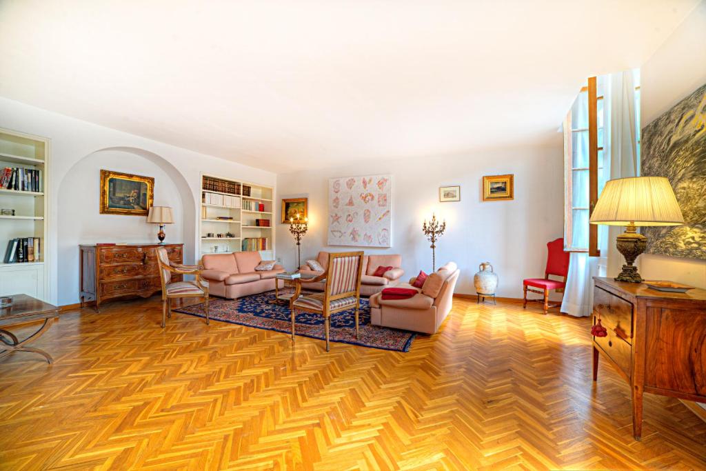een woonkamer met een hardhouten vloer en meubilair bij Luxury Apartment in Siena in Siena