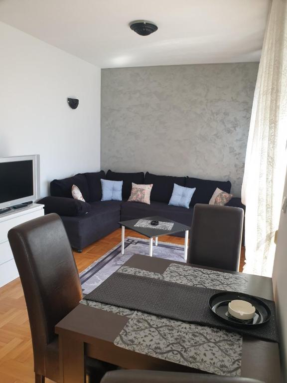 a living room with a couch and a table at Apartman Nikola in Žarkovo