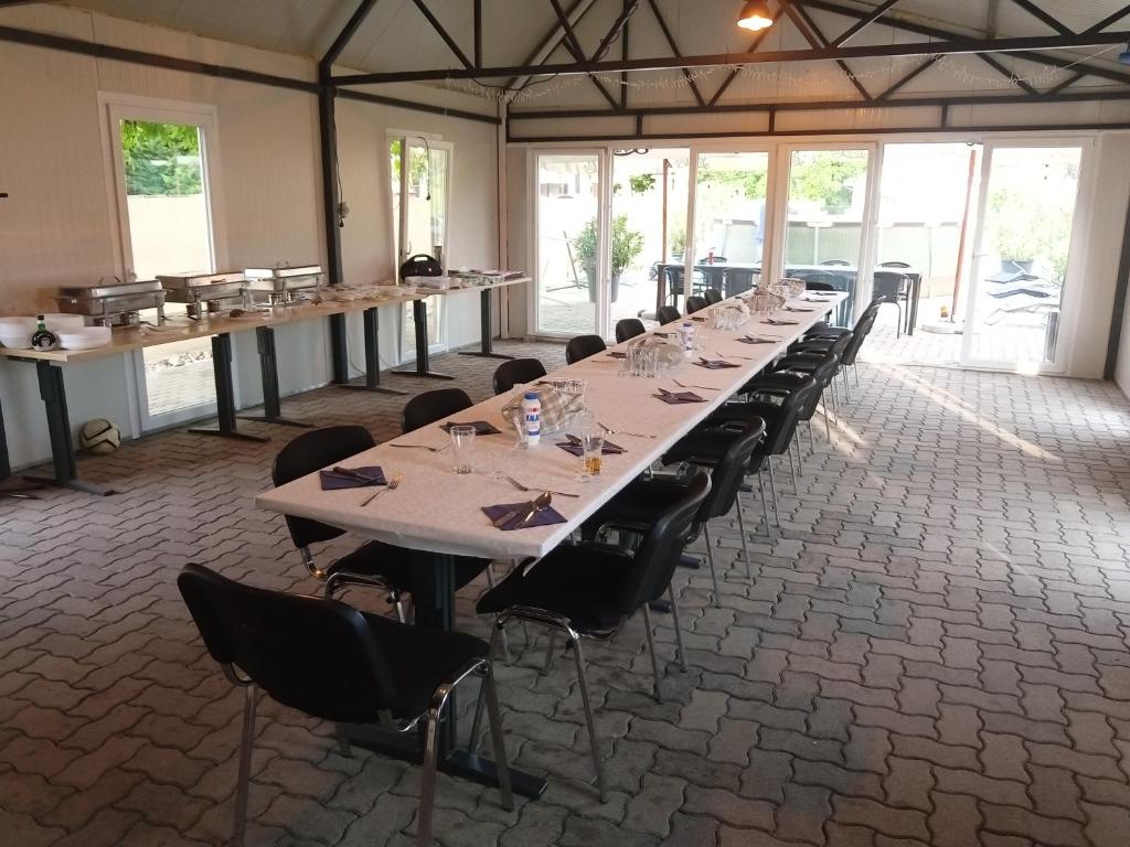 Restaurace v ubytování Szelidi Apartmanok