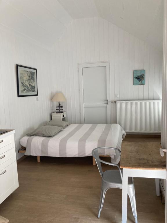 Ένα ή περισσότερα κρεβάτια σε δωμάτιο στο Studio sauna, Homes d'Opale