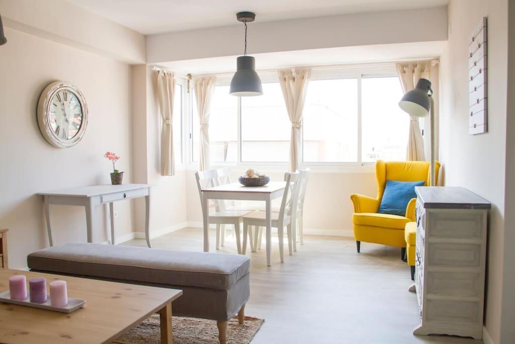 sala de estar con mesa y silla amarilla en Lloret de Mar - BeachSide Apartment - Free Parking en Lloret de Mar