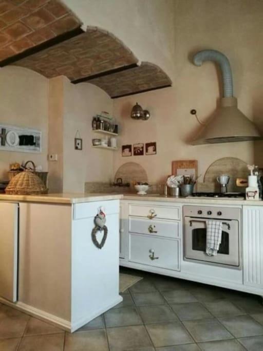 a kitchen with a white stove and an oven at Casa campagna bosco in Frassineta